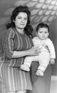 ممثل سوري شهير يفجع برحيل والدته ويعلق: "لا أب ولا أم ولا وطن" 5