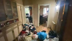 إخراج 5 أطنان من القمامة من منزل امرأة في إسطنبول”صور”