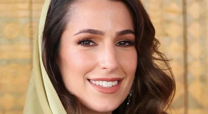 الأميرة رجوة الحسين بشعر مموّج وتضع تاجاً على رأسها "صور" 7