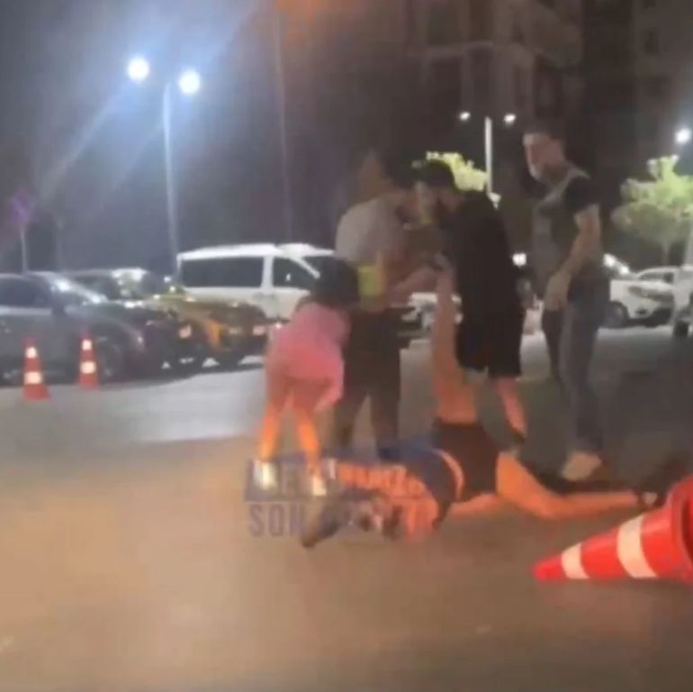 شاهد.. معركة بين "فالي" ونساء اجنبيات في إسطنبول 1