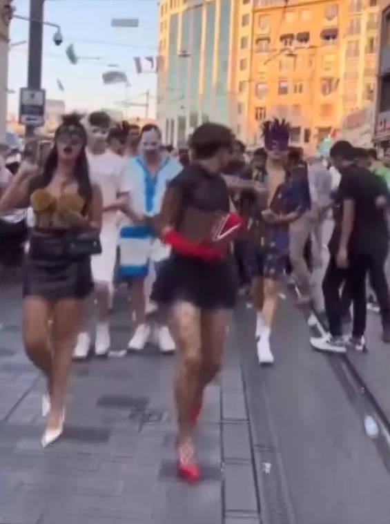 اعتقال 13 شخصًا في إسطنبول: صوروا محتوى إباحي ووزعوا دولارات وهمية "فيديو" 63