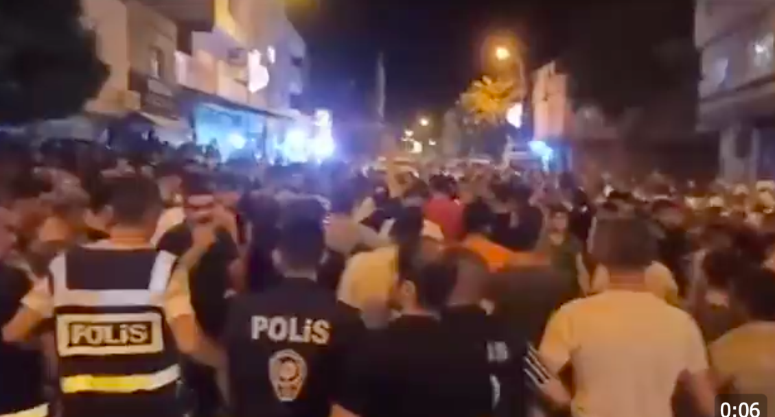 احتجاجات ضد السوريين في أورفا بسبب قضية تحرش: اعتداءات على محلات وتدخل أمني عاجل "فيديو" 1