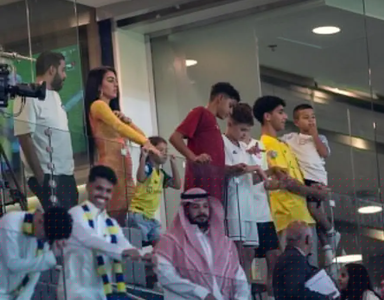 جورجينا برفقة اطفالها على مدرجات مباراة النصر وشباب الاهلي "صور" 23