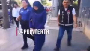 السلطات تعتقل سيدة سورية بعد نشرها فيديو لأطفالها داخل مدارس تركيا والسبب؟