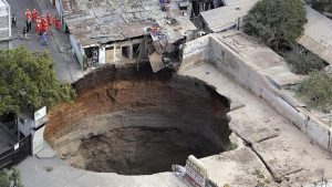 خبير تركي يوضح أسباب تشكّل الحفر العميقة المرعبة