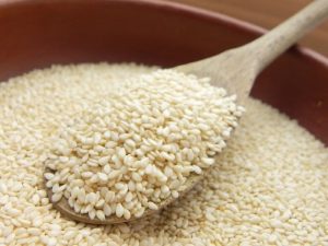 ماذا يحدث للجسم عند تناول ملعقة من السمسم يومياً