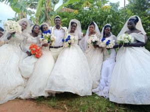 رجل يتزوج من 7 نساء في نفس اليوم