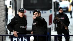 شرطة إسطنبول تنفذ عمليات مداهمة في عدة مناطق للقبض على تجار المخدرات