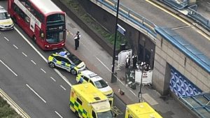 طعن فتاة حتى الموت أثناء ذهابها إلى المدرسة (فيديو صادم)