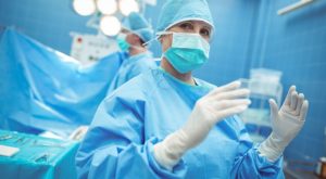 وفاة فنانة شهيرة بسبب عمليات التجميل