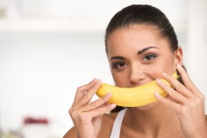 كيفية استخدام قشور الموز لتبييض الأسنان في 3 أسابيع