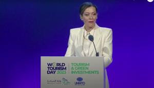 مذيعة تعمل في قناة تركية تخطفت إشادة وزير السياحة السعودي (فيديو)
