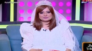 «أريد عريساً».. مذيعة مصرية تظهر بفستان زفاف على الهواء