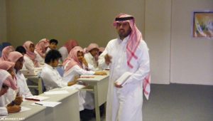 معلم سعودي يبهر الجميع.. فيديو انتشر على مواقع التواصل بشكل واسع