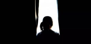 ممثلة عالمية شهيرة تعتنق الإسلام وتنهار بالبكاء أمام الكعبة “صور مؤثرة”