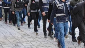 السلطات التركية تلقي القبض على 42 مهاجرًا غير شرعي في تشاناكالي