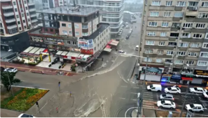 فيضانات جارفة في سامسون التركية بسبب الأمطار الغزيرة