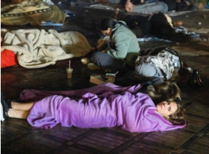 ناموا في الشوارع.. شاهد كيف قضى المغاربة ليلتهم بعد الزلزال العنيف “صور حزينة”