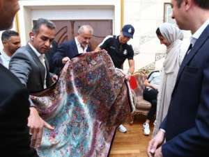 كريستيانو رونالدو يتلقى هدية فاخرة بعد وصوله إيران “أغرب هدية يتلقاها”