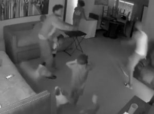 طفلة (3 أعوام) تطلق النار على نفسها.. صور مروعة 7