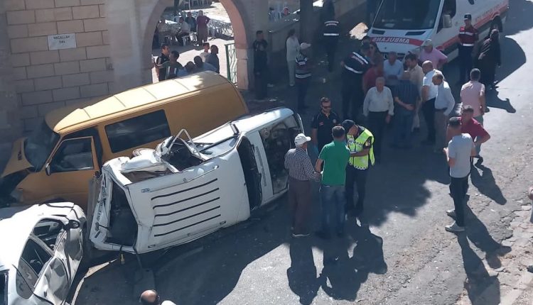 كارثة في الشارع: حافلة صغيرة تحطم 6 سيارات وتخطف حياة مارة في تركيا