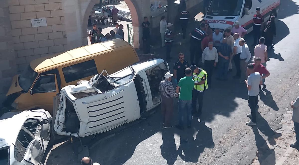 كارثة في الشارع: حافلة صغيرة تحطم 6 سيارات وتخطف حياة مارة في تركيا