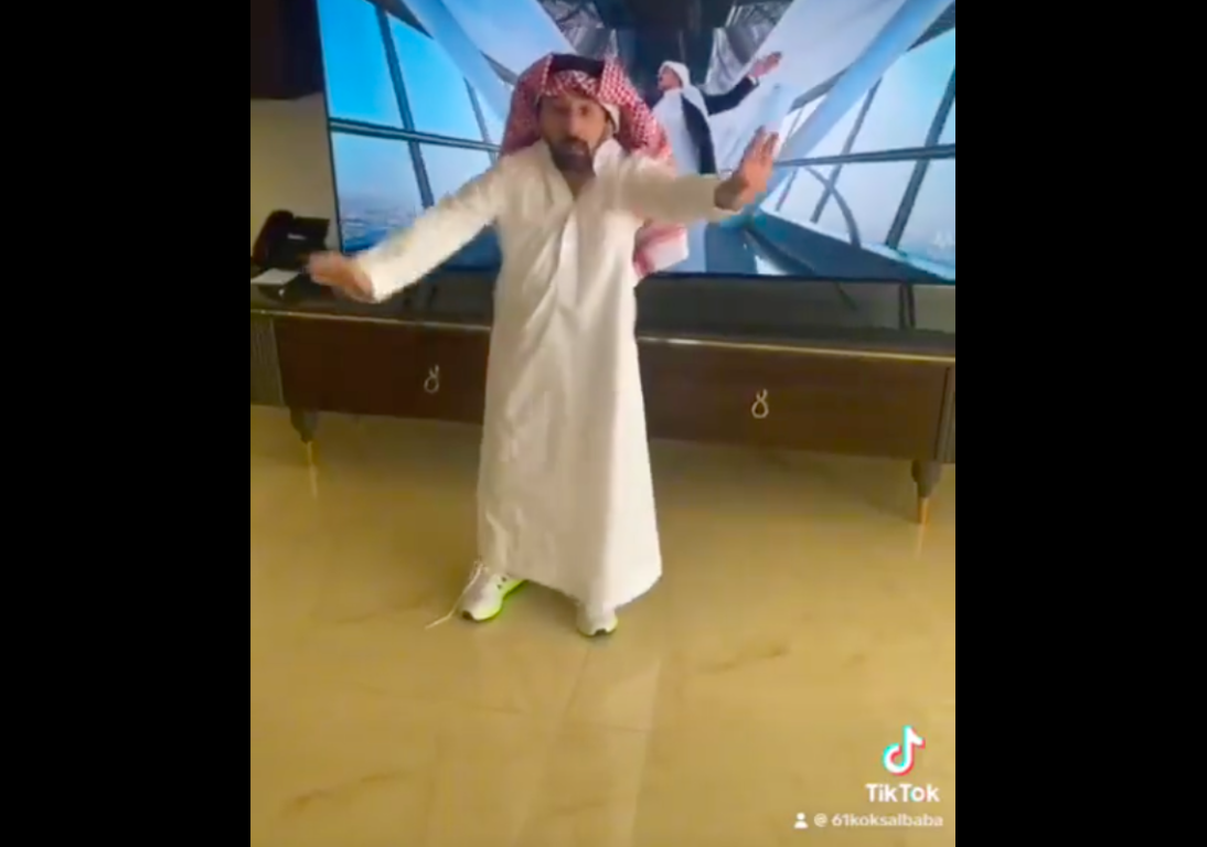 التركي "كوكسال بابا" يحتفل باليوم الوطني برقصة غريبة "شاهد"