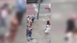 شاهد.. عارضة ازياء تركية تسير عارية في شوارع اسطنبول وتدخل عاجل من الأمن