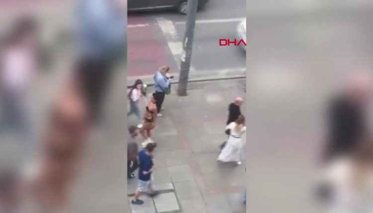 شاهد.. عارضة ازياء تركية تسير عارية في شوارع اسطنبول وتدخل عاجل من الأمن