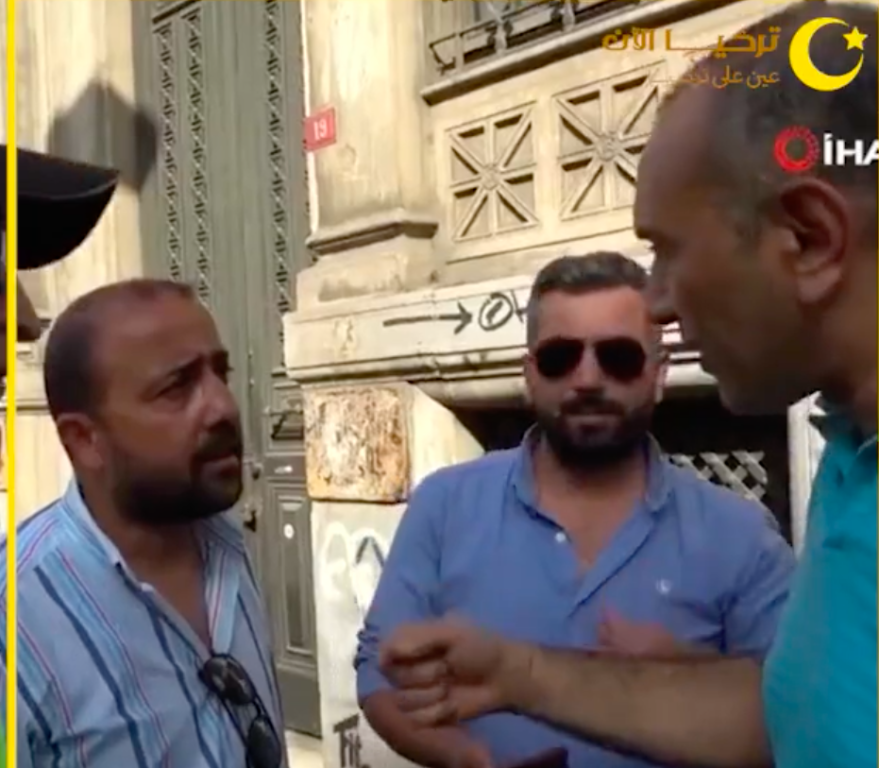 سائق تاكسي بإسطنبول يحاول استغلال سياح مصريين "فيديو"
