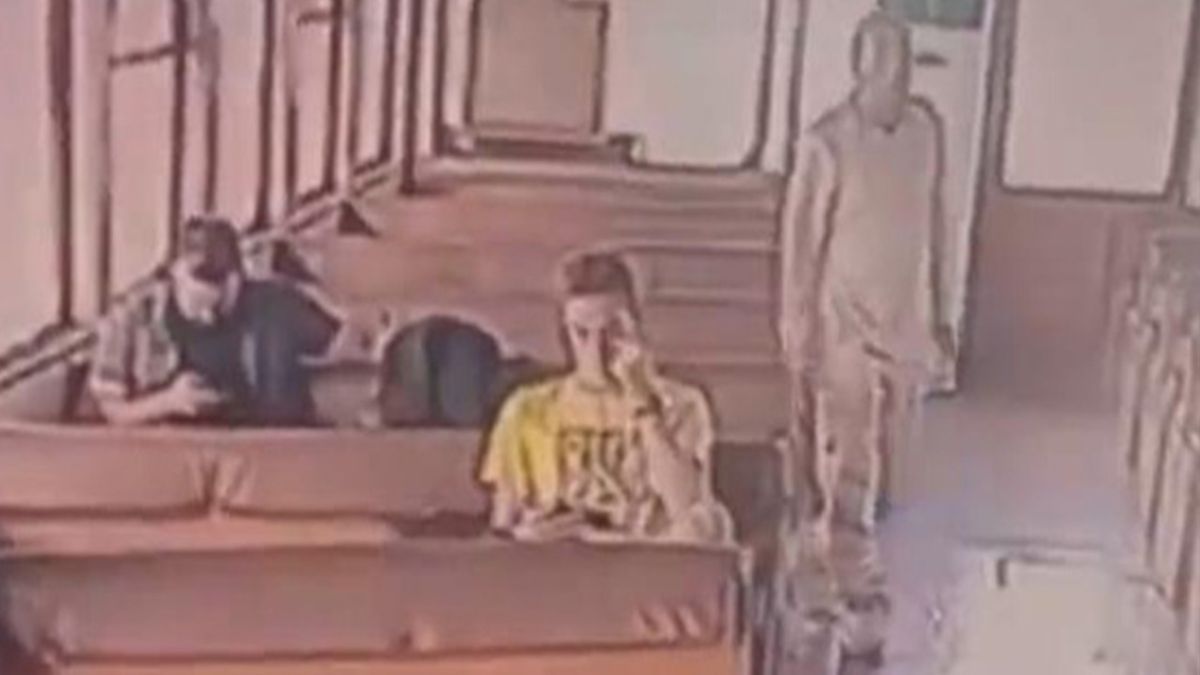 الشاب الذي أشعل النيران في شعر فتى على عبارة باسطنبول: لدي تجربة سيئة مع أصحاب الشعر الطويل. 29