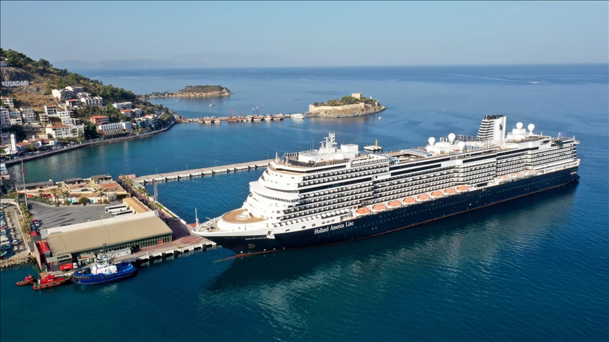 سفينة سياحية عملاقة تزور "كوش أداسي" التركية لأول مرة 33