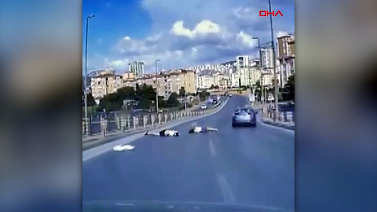 مشاهد مؤلمة.. مقتل سائق دراجة نارية وإصابة صديقته بجروح خطيرة في إسطنبول "فيديو" 11