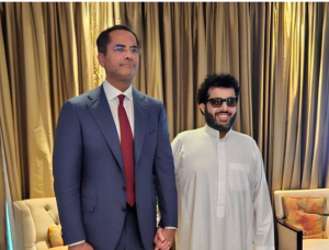 "ما أحب أصور مع أحد أطول مني كذا بس مضطر".. شاهد أحدث ظهور لـ تركي آل الشيخ مع رئيس بنك SNB 12