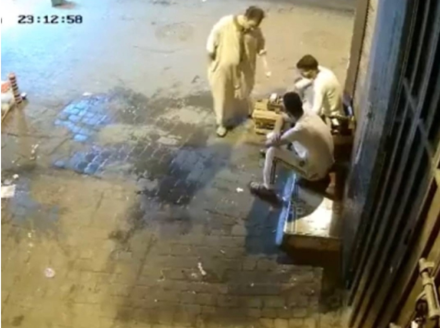 كاميرا مثبتة توثق لحظة وقوع الزلزال المدمر في المغرب وردة فعل الناس بعدما شعروا به "فيديو" 15