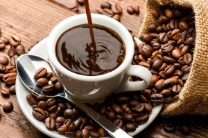 السر وراء فنجان قهوة مثالي: أضف قطرة ماء للحبوب قبل الطحن