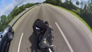 حادث دراجة نارية مروع يسفر عن كسر 20 عظمة للسائق