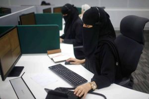 سيدة سعودية تحصل على وظيفة وزوجها يرفضها ويهدد بالطلاق.. وبعد 7 شهور كانت المفاجأة!!