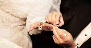 عروسان يحتفلان على طريقة كريستيانو رونالدو في حفل زفافهما “فيديو”