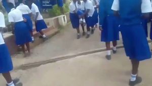 مرض غامض يضرب مدرسة في كينيا ويشل حوالي 95 طالبة.. فيديو مرعب