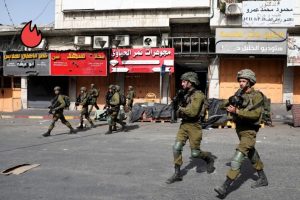 شاهد: مستوطنون إسرائيليون يختبئون داخل حاويات قمامة بعد الهجوم الفلسطيني