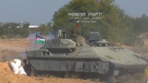 مسلحون فلسطينيون يستولون على دبابات وآليات عسكرية إسرائيلية في غلاف غزة “فيديو”