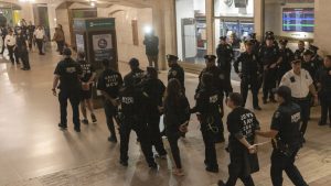 نيويورك.. اعتقال المئات من المحتجين على القصف الإسرائيلي لقطاع غزة (فيديو)