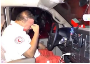 سائق إسعاف ينهار بالبكاء بسبب الحالات الكارثية في قطاع غزة