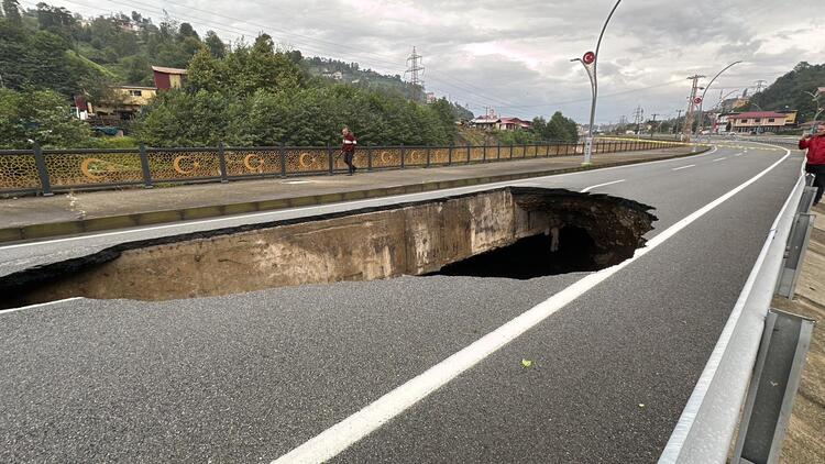 فياضانات وانهيارات ارضية في شمال تركيا 43