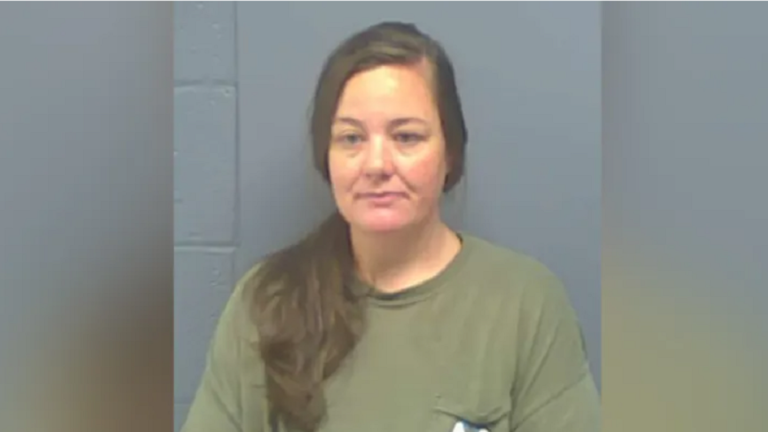 القبض على معلمة بتهمة اغتصاب طفل قاصر وإنجاب طفل منه.. تفاصيل صادمة 9