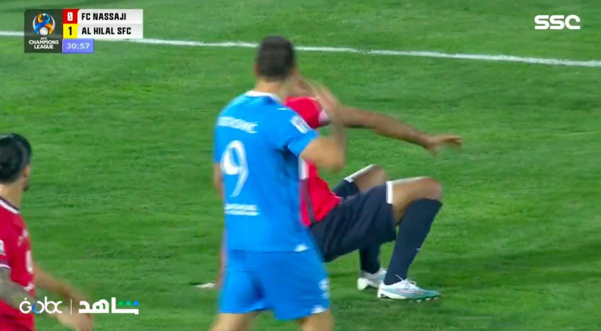 اشتباكات وطرد مزدوج في مباراة الهلال السعودي ونساجي الإيراني 27
