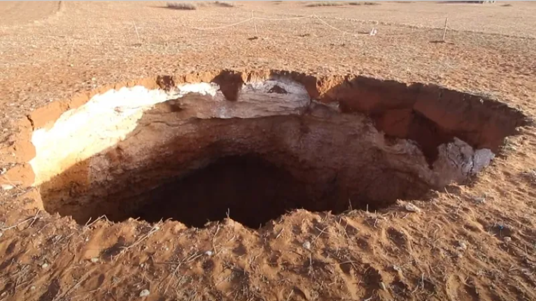حفرة عميقة تظهر بشكل مفاجئ وتثير الرعب (فيديو) 1