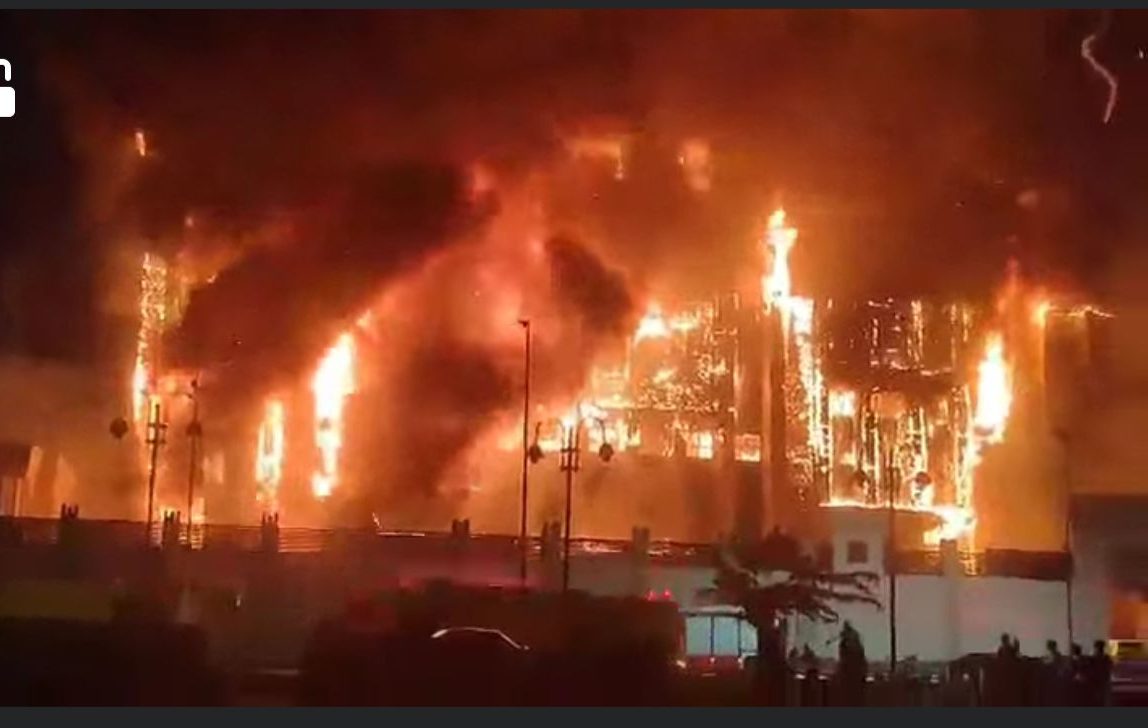 شاهد لحظة سقوط أحد الاشخاص اثناء محاولته النجاة من حريق مديرية امن الاسماعيلية "فيديو مروع" 1