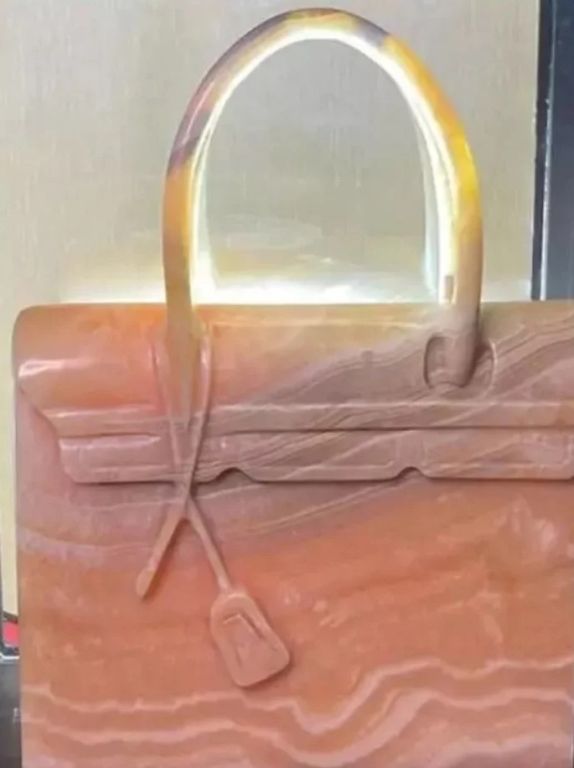 شنطة من الرخام بـ 3 مليون ليرة للفنانة الشهيرة بولنت إرسوي "صور" 5